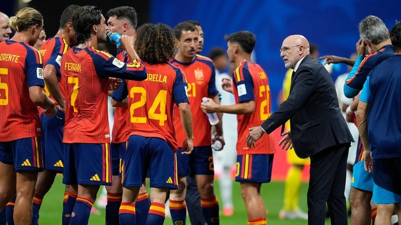 Luis de la Fuente memberi instruksi kepada timnya dalam laga Spanyol vs Tanjung Verde